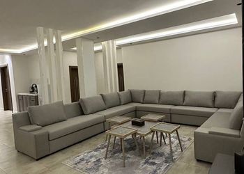شاليه بصالة مطلة على العاب مائية
