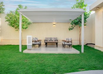 شاليه بمسطح اخضر وجلسات خارجيه