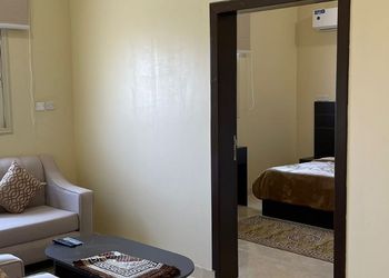 شقة بغرفتين نوم وصالة ومجلس