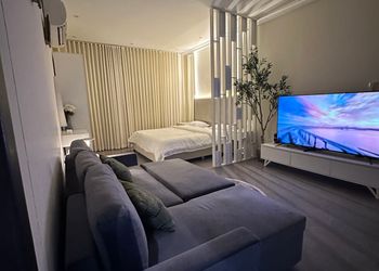 استديو بسرير مريح وتصميم هادئ 