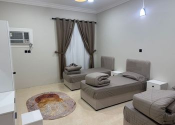 شقة بثلاث غرف نوم وصالة 
