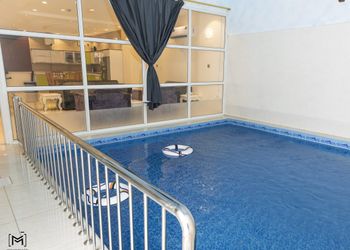 شاليه باطلالة على مسبح داخلي 