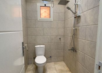 استديو بأثاث مريح وبسيط 