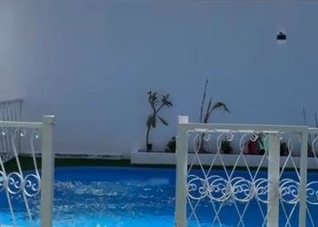 شالية بغرفة نوم مطلة على الفناء الخارجي