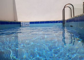شاليه بجلسة تطل على مسبح خارجي 