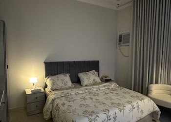 استديو بأثاث مريح وبسيط 