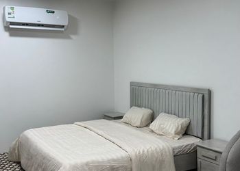 استديو باثاث مريح وبسيط 