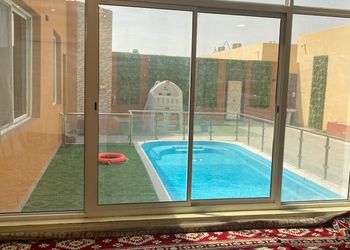 شاليه بمسبح خارجي وجلسة خارجية