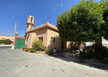 استراحه بمسطحات خضراء وغرف نوم