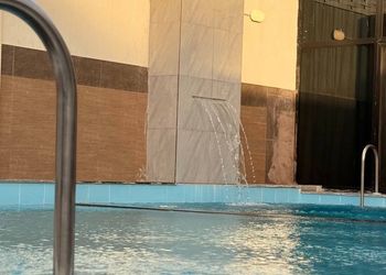 شاليه بجلسة تطل على مسبح خارجي 