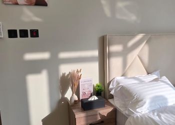 شقة بصالة أنيقة ودخول ذاتي