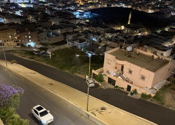 شقة بصالة جلوس وغرفتين نوم 