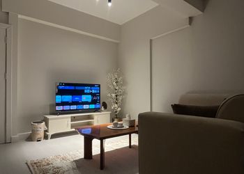 استديو بأثاث مريح وبسيط 