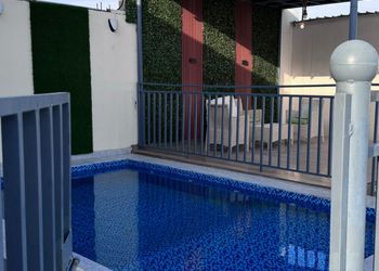 شاليه بجلسة تطل على مسبح خارجي 