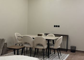 استراحة بمسطح اخضر وجلسه خارجيه