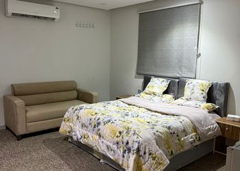 استديو بأثاث مريح وبسيط 