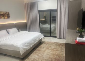 استديو بأثاث مريح وبسيط 