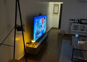 استديو هادئ وبأثاث مريح وبسيط 