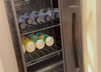غرفة بسرير مريح وأثاث بسيط