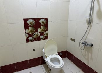 شاليه بمسطح اخضر وجلسة خارجية 