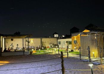 استراحة بمسطح اخضر وجلسة خارجية
