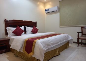 غرفة بسرير ماستر  ودورة مياة