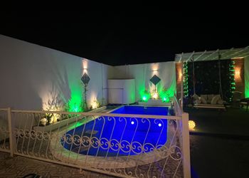 شاليه بصالة مطلة على المسبح
