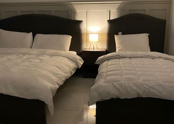استديو بأثاث مريح وبسيط 