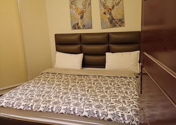 شاليه بجلسة خارجيه ومسطح اخضر في قرطبه