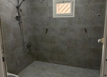 شقة بصالة مريحة وغرفتين نوم 