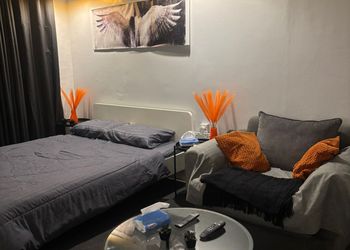 استديو بأثاث مريح وبسيط 