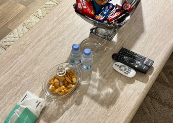 شقة بصالة مريحة وغرفة نوم 