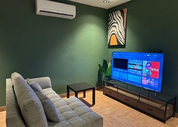 استديو بأثاث مريح وبسيط 