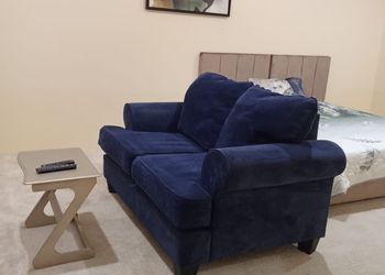استديو بأثاث مريح وبسيط