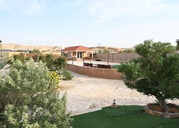 استراحة بجلسة خارجية ومسطح اخضر
