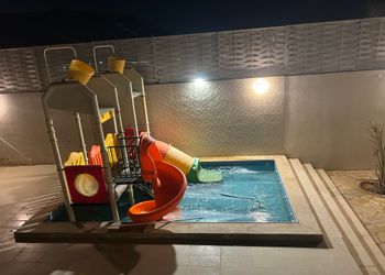 استراحة بمسطح اخضروجلسة خارجية 
