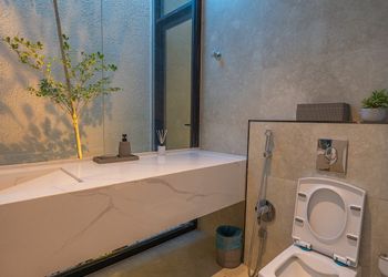 شاليه بمسطح اخضر وجلسة خارجية 