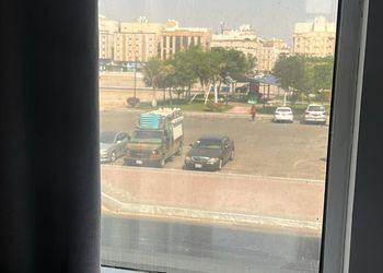 شقة أنيقة بصالة وغرف نوم