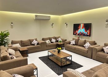 استراحة بمجلس وفناء خارجي 