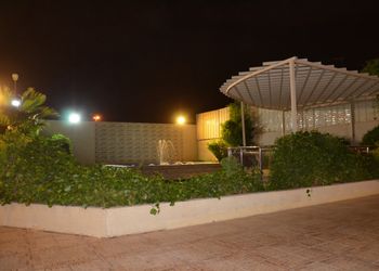شاليه بمسطح اخضر وجلسات خارجيه
