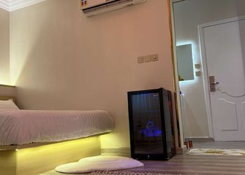 استديو بأثاث مريح وبسيط 
