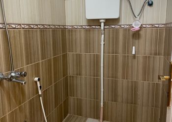 شاليه بمسطح اخضر وجلسة خارجية 