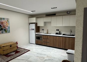 شقة بغرفة جلوس وغرفتين نوم 