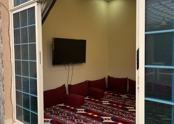 شاليه بجلسة خارجية ومسطح اخضر