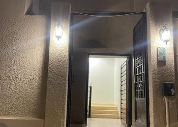 استديو بسرير مريح وتصميم هادئ 