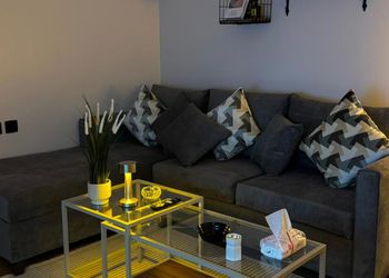استديو بأثاث مريح وبسيط 