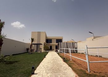 شاليه بجلسة خارجية ومسبح 