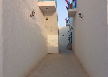 شاليه بمسطح اخضر وجلسة خارجية 