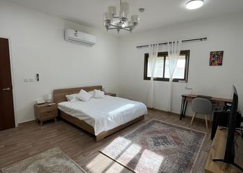 استديو بسرير ماستر وأثاث مريح 