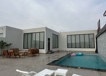 شالية بمجلس مطل على الفناء الخارجي 